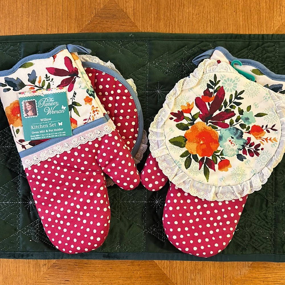 The Pioneer Woman Willow Kitchen Set Oven Mitts and Pot Holders